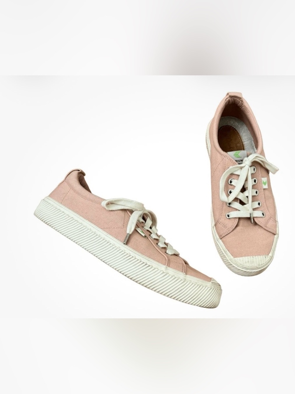 Cariuma canvas sneakers size 8.5 in rose